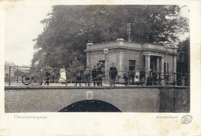 12588 Gezicht op de Utrechtsebrug en de voorgevel van het accijnshuisje te Amersfoort uit het zuidoosten.N.B. Van ...